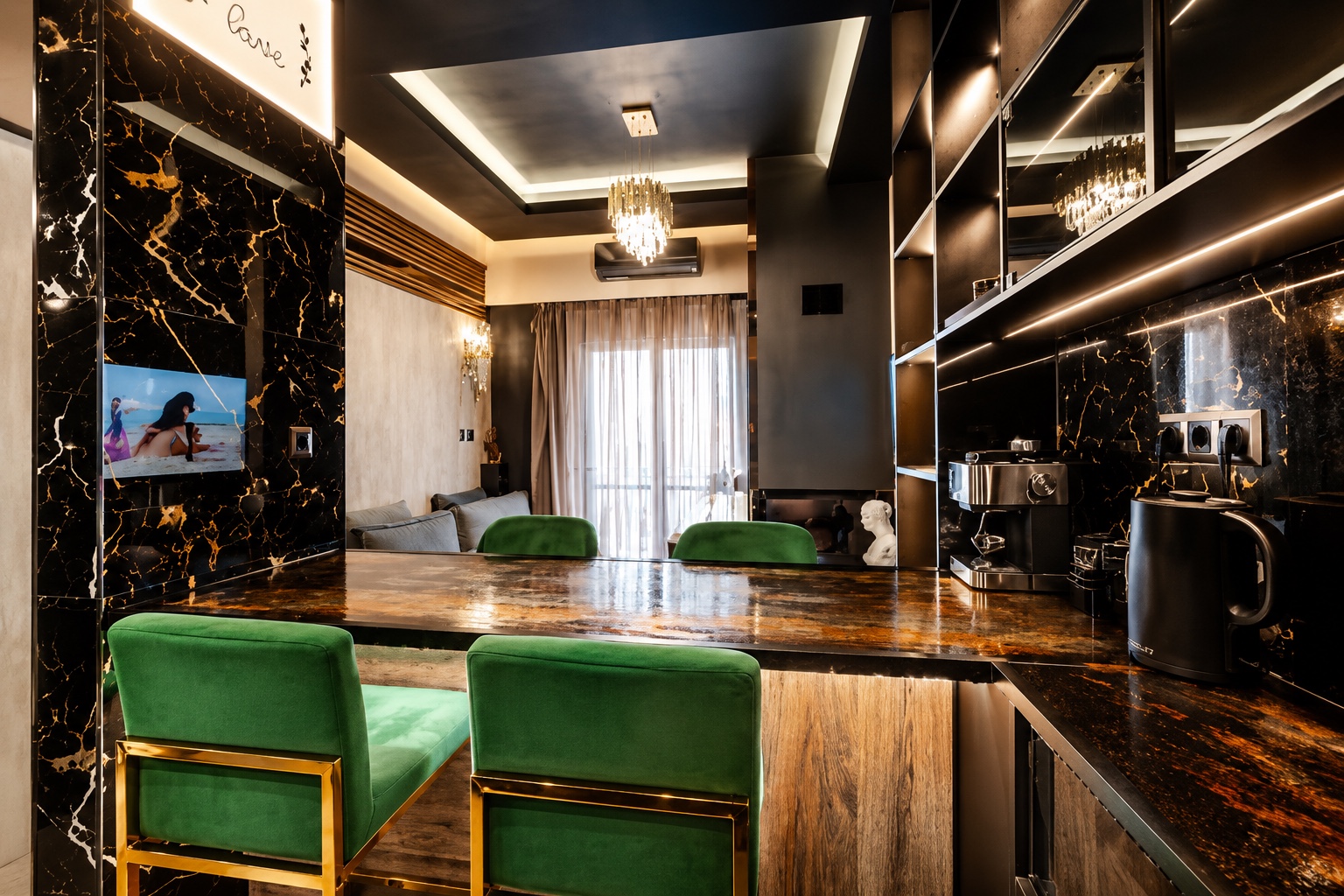 Cocktail bar από μαύρο μάρμαρο με σμαραγδί καθίσματα στον ενιαίο χώρο.
